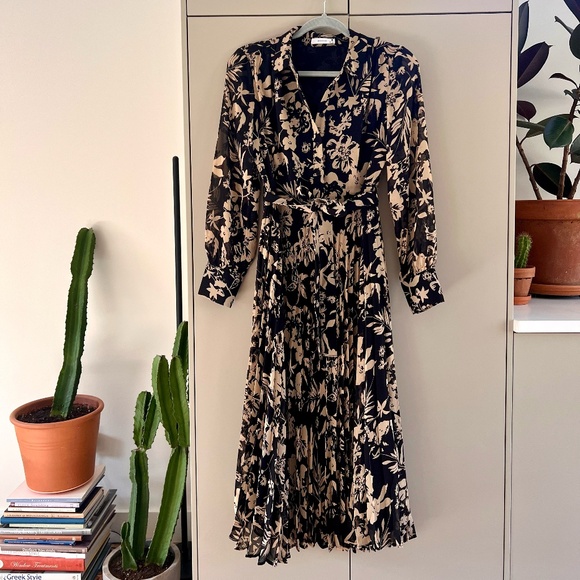 Reserved Pleated Patterned Dress - Picture 4 of 9